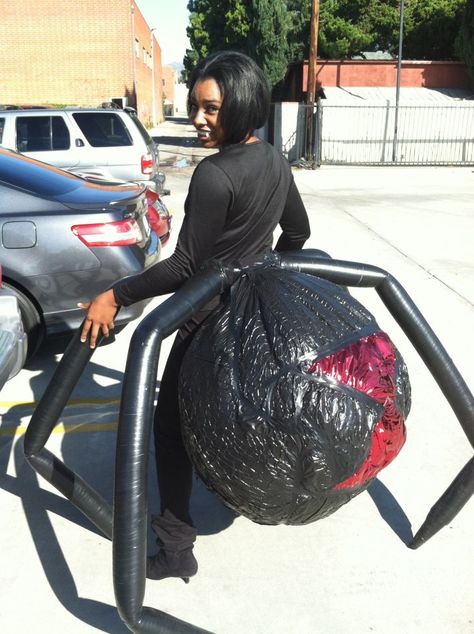 A very creative spider costume... I think this can be modified for a proper drider, and I want to try that. Spider Costume Diy, Spider Queen Costume, Diy Spider Costume, Charlotte Web Costume, Spider Halloween Costume, Diy Fantasia, Diy Spider, Spider Costume, Spider Queen