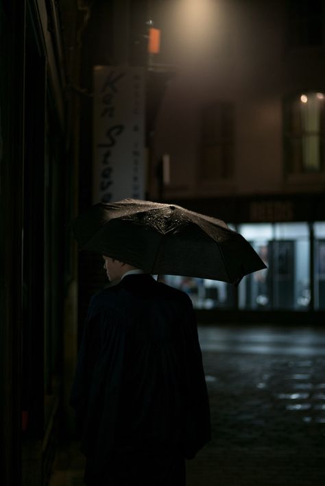 Photography Rain, Erin Morgenstern, Umbrella Photography, Dream Cast, Umbrella Man, Black Umbrella, Night Circus, Night Pictures, Rain Umbrella