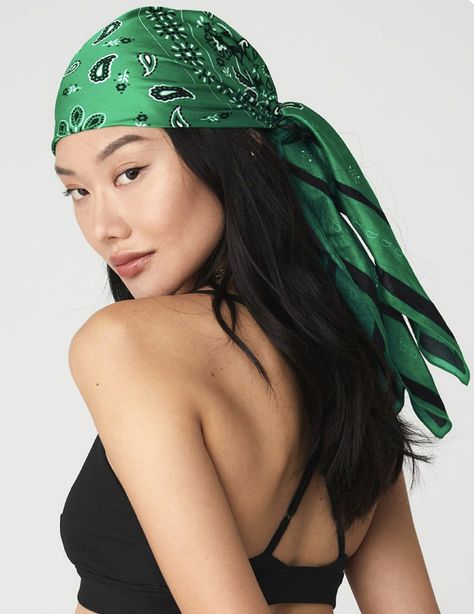 Green Bandana Outfits, Maldives Photoshoot, Green Y2k Outfit, Bandana On Head, Casual Photoshoot, Bandana Fashion, How To Tie Bandana, Summer Headwear, Green Hair Girl