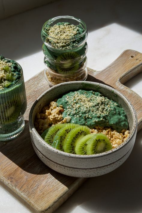 Matcha Spirulina Chia Pudding Vegan Cafe Aesthetic, Spirulina Oatmeal, Spirulina Pancakes, Healthy Cafe Food, Spirulina Breakfast, Spirulina Chia Pudding, Chia Pudding Coconut, Chia Pudding Bowl, Protein Matcha