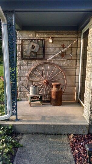 Rustic Country Wagon Wheel Decor, Rustic Front Porch, Spring Porch Decor, Rustic Porch, Garden Decor Diy, Wheel Decor, Country Porch, Farmhouse Front Porches, Funky Decor