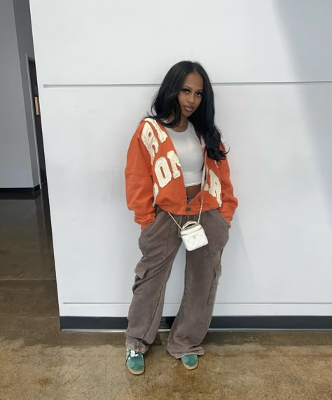 Outfit Ideas Birthday, College Girl Outfits, Girl Outfit Ideas, Orange Streetwear, Grey Cargo Pants, Fly Outfit, Streetwear Fits, Girls Fall Outfits, Effortlessly Chic Outfits