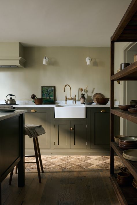 A moody kitchen as featured in Architectural Digest. Hiding down in the basement of the most handsome house you have probably ever seen, there is a simple Shaker kitchen that has set our hearts aflutter. #deVOLKitchens #MoodyKitchen #ShakerKitchen Classic English Kitchen, Farrow & Ball, Wall Cupboards, Devol Kitchens, Georgian Townhouse, London Townhouse, Basement Kitchen, English Kitchens, Georgian Homes