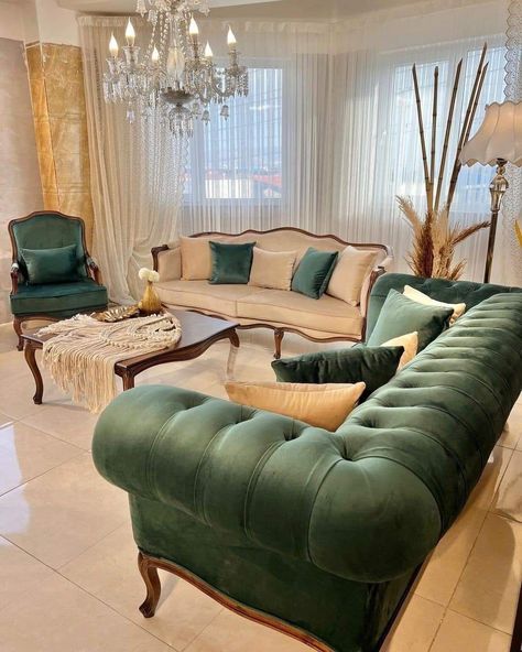 Vintage Style Sofa Living Rooms, Vintage Sofa Design, Vintage Sofa Aesthetic, Vintage Sofa Living Room, Elegant Sitting Room, Tyre Chair, Pakistani Home, French Style Sofa, Design For Restaurant