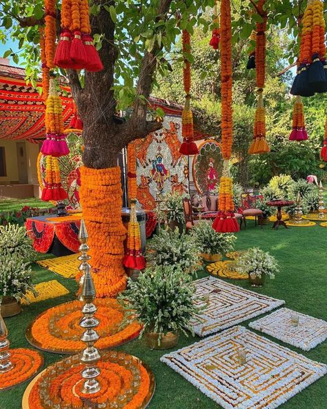 Home Design 2023, Floral Decor Ideas, Marigold Wedding, Mehendi Decor Ideas, Diwali Decorations At Home, Wedding Decoration Ideas, Fiesta Tropical, Mandap Decor, Desi Wedding Decor