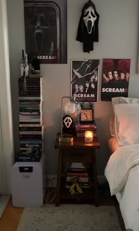 Horror Room Ideas, Decor With Mirrors, Horror Room, Halloween Bedroom Decor, Scream Ghostface, Halloween Bedroom, Halloween Room Decor, Grunge Room, Aesthetic Fall