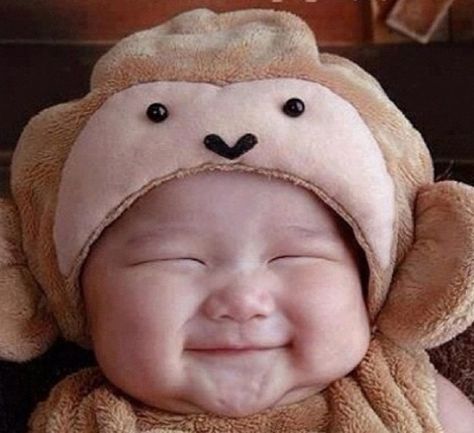 22 Chubbiest Cheeks Of All Time-  http://www.buzzfeed.com/ashleyperez/22-chubbiest-cheeks-of-all-time Baby Kostüm, Cute Asian Babies, Baby Faces, Chubby Cheeks, Foto Baby, Asian Babies, We Are The World, Baby Monkey, Baby Costumes