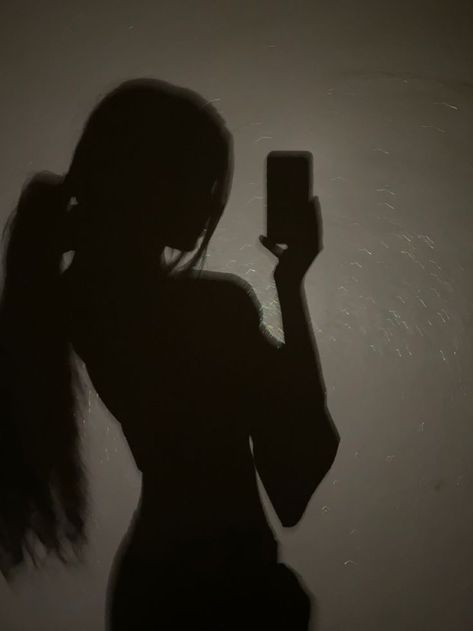 Pictures Hiding Face, Shadow Aesthetic, Spiegel Selfie, Girl Shadow, Girls Mirror, Shadow Photography, Face Aesthetic, Shadow Photos, Shadow Pictures