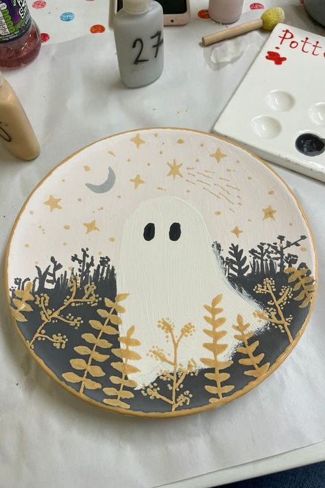 Plate Pottery Painting, Halloween Plates Diy, Ceramic Cafe, Halloween Plates, Plate Pottery, Painted Ceramic Plates, Diy Pottery Painting, Paint Your Own Pottery, Pottery Painting Designs