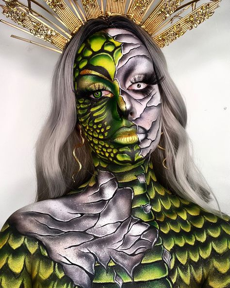 Medusa makeup body paint Snake Body Painting, Medusa Body, Makeup Artistique, Sfx Ideas, Medusa Makeup, Dragon Makeup, Crazy Eye Makeup, College Course, Make Halloween