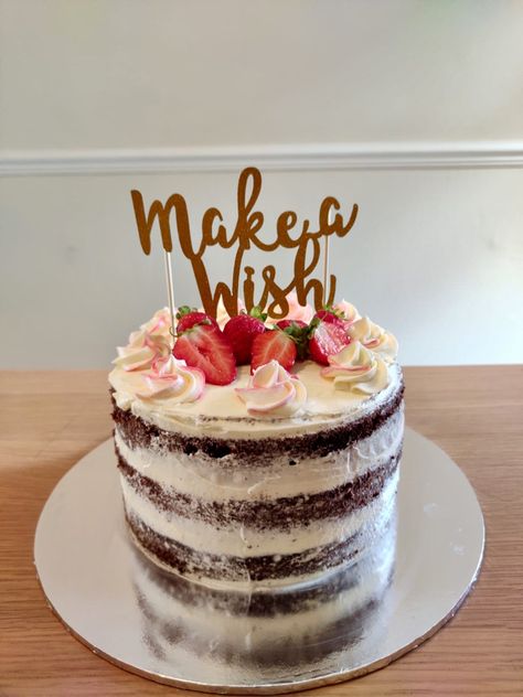 Naked Chocolate Cake Decoration, Naked Cake Decorating Ideas, Naked Cakes Birthday, Naked Cake Birthday, Aesthetic Cake Designs, Naked Birthday Cake, Naked Chocolate Cake, Chocolate Cake Strawberry