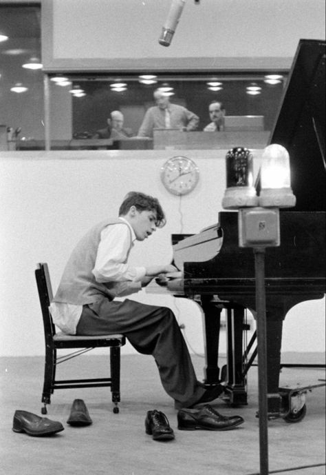 Glen Gould, Glenn Gould, Thelonious Monk, Classical Musicians, Gordon Parks, Music Student, Piano Man, Music Composers, Music Aesthetic