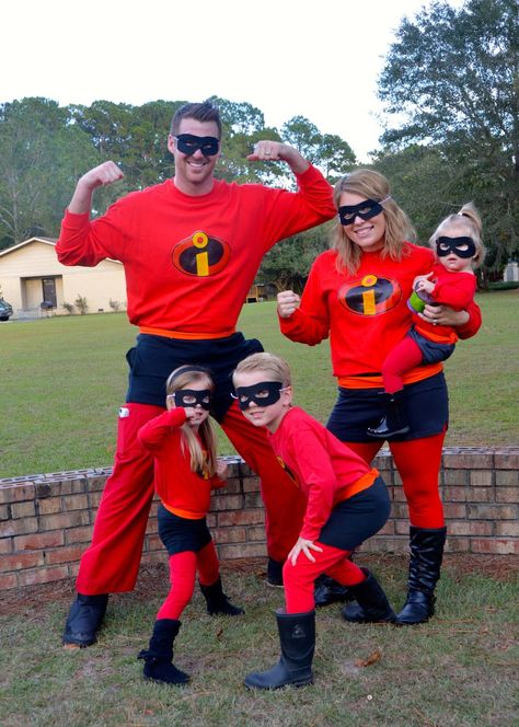 Incredibles Costume Family, Diy Incredibles Costume, Incredibles Costume Diy, Costume Halloween Famille, Disney Family Costumes, Family Halloween Ideas, Incredibles Costume, Family Themed Halloween Costumes, Halloween Family Costumes