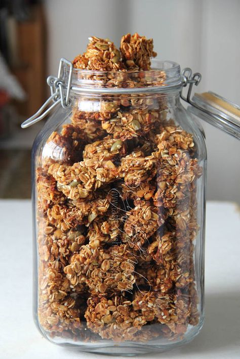 Sticky Granola Recipe, Homade Granola Recipe, Diy Granola Clusters, How To Make Granola Clusters, Granola Clusters Recipe Healthy, Soft Granola Recipe, Healthy Granola Clusters, Oat Clusters Recipe, Clumpy Granola Recipe