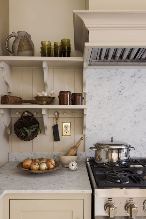 Kitchen of the Week: English Cottage Style in Just 75 Square Feet Vintage English Kitchen, Classic Cottage Interiors, English Country Kitchen Ideas, English Cottage Kitchen Inspiration, Minimalist English Cottage, Natural Earthy Kitchen, English Cottage Interior Design, European Cottage Kitchen, Cottage Aesthetic Interior