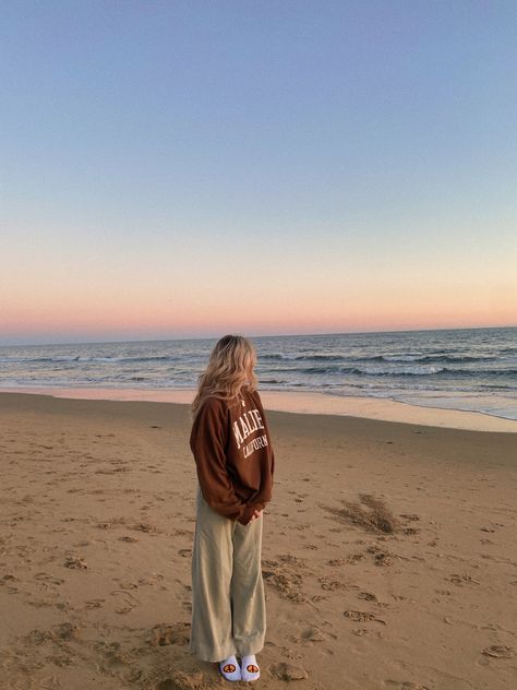 Cold Beach Outfit, Winter Beach Outfit, Fall Beach, Beach Instagram Pictures, Summer Picture Poses, Winter Beach, Beach Pictures Poses, Beach Shoot, Foto Ideas Instagram