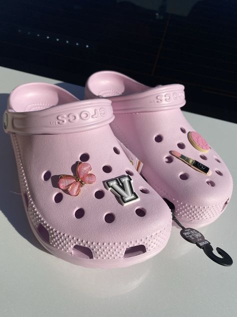 Cute Pink Crocs, Pastel Pink Crocs, Pink Croc Jibbitz Ideas, Light Pink Crocs Aesthetic, Ballerina Pink Crocs With Jibbitz, Light Pink Crocs With Jibbitz, Cute Croc Jibbitz Ideas, Pink Crocs With Charms, Pink Crocs Aesthetic