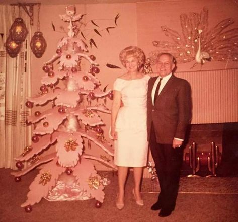 Pink Christmas Tree Decorations, Ugly Christmas Tree, Images Noêl Vintages, A Pink Christmas, Vintage Christmas Photos, Mid Century Modern Christmas, Kitsch Christmas, Vintage Christmas Images, Mid Century Christmas