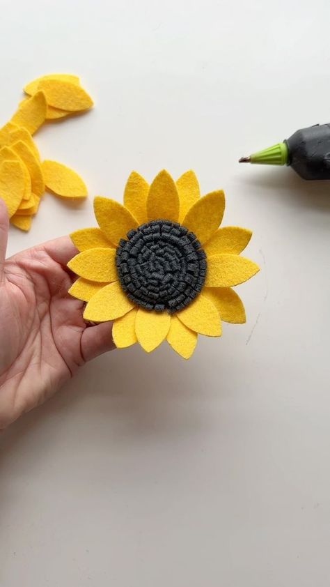 Sunflower Crafts, Felt Flowers Diy, Felt Crafts Diy, Handmade Flowers Fabric, Origami Animals, Handmade Flowers Paper, Paper Flowers Craft, Diy Paper Crafts Decoration, Diy Crafts Paper Flowers