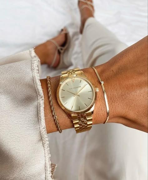 Golden Watch Women, Elegant Watches Women, Timepiece Design, Arm Wear, Golden Watch, Trendy Watches, Gold Watches Women, Retro Watches, Gold Armband