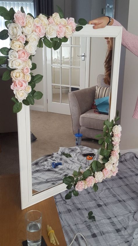 Switch Decoration Ideas, Ideas Para Decorar Espejos, Diy Floral Mirror, Switch Board Painting, Diy Mirror Decor, Diy Mirror Wall Decor, Switch Decoration, Spiegel Diy, Mirror Decor Ideas