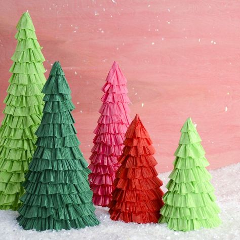 Crepe paper ruffle trees - winter decor - fun winter crafts - winter DIY Crepe Paper Christmas Decorations, Crepe Paper Christmas Tree, Crepe Paper Christmas, Crepe Paper Decorations, Crepe Paper Crafts, Scrapbooking Design, Winter Breakfast, Fun Winter Crafts, Yarn Trees