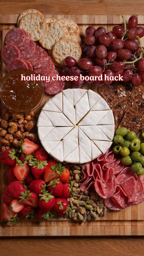 Tasty | Dazzle your guest with this brie-lliant holiday cheese board hack! | Instagram Brie Platter Ideas, Snack Board Christmas, Charcuterie Board Ideas Winter, Yule Charcuterie Board, Cheese Board Ideas Christmas, Xmas Cheese Board, Winter Food Ideas Party, Christmas Food Hacks, Brie Cheese Charcuterie Board