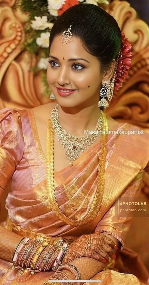 Telugu Bridal Look, Gold Pattu Saree, Bride Hairstyles Indian Wedding, Kasulaperu Jewellery, South Indian Wedding Hairstyles, Gold Haram Designs, Hair Style On Saree, South Indian Bridal Jewellery, Indian Bride Makeup