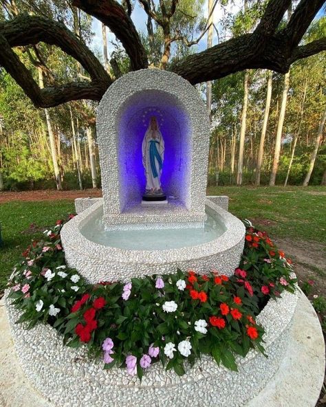 Backyard Shrine Virgin Mary, Grotto Design Ideas, Virgin Mary Statue Garden, Marian Garden, Grotto Design, Mobile Home Doors, Home Altar Catholic, Gardening Design Diy, Blessed Mother Statue