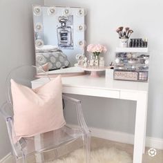 Small white vanity with pink accents #vanity #bedroom #vanitybedroom #makeupvanity #homedecor #decorhomeiedeas Bedroom Ideas With Vanity, Small Bedroom Vanity, Vanity Organization Diy, Diy Makeup Vanity Table, Vanity Table Organization, Vanity Corner, Makeup Corner, Makeup Vanity Case, Table Organization