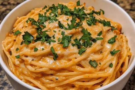 Cheesy Garlic Parmesan Spaghetti with Cream Cheese Creamy Cheesy Spaghetti, Creamy Spaghetti Recipes, Parmesan Cheese Recipes, Spaghetti With Cream Cheese, Garlic Parmesan Spaghetti, Apartment Recipes, Recipes With Parmesan Cheese, Cheese Noodles, Parmesan Spaghetti