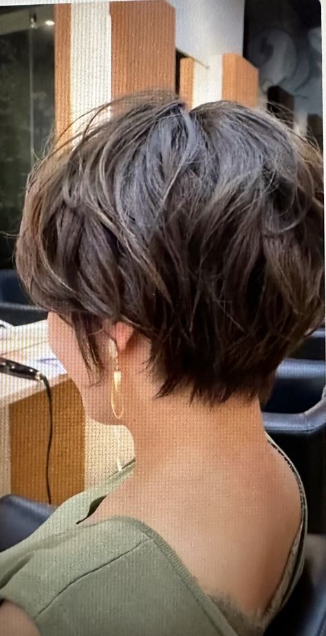 Back Of Short Hair, Hair Back View, Short Hair Back View, Short Angled Bobs, Short Hair Back, Celebrity Short Hair, Corte Bob, Long Pixie Cuts, Hair Growing