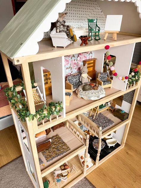 Homemade Doll House Furniture, Kidkraft Doll House Makeover, Home Made Dollhouse, Sylvanian House Makeover, Dolls House Renovation, Kidcraft Dollhouse Makeover Diy, Dolls House Makeover, Wooden Dollhouse Makeover, Redone Dollhouse