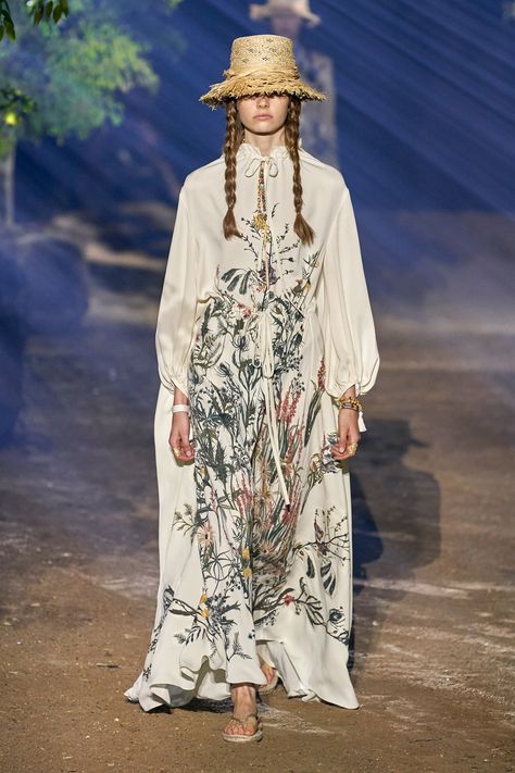 Christian Dior Spring 2020 Ready-to-Wear Fashion Show Collection: See the complete Christian Dior Spring 2020 Ready-to-Wear collection. Look 7 Biyan Fashion, Dior Spring 2020, Dior 2020, Dior Ready To Wear, Eco Print, Dior Dress, Couture Style, Moda Outfit, 2020 Fashion Trends