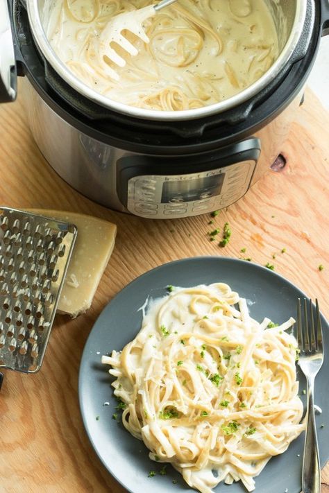 Instant Pot Linguine, Instant Pot Alfredo, Linguine Alfredo, Fetuccini Alfredo, Alfredo Fettuccine, Alfredo Recipes, Linguine Recipes, Caramelized Bacon, Fettuccine Alfredo Recipes