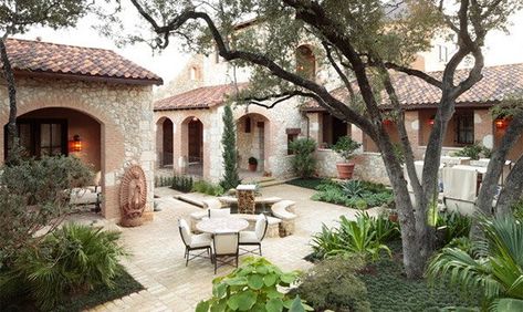 Beautiful Courtyards, Mediterranean Landscape Design, Architecture Residence, Mediterranean Courtyard, Design Per Patio, Spanish Courtyard, Mediterranean Exterior, Courtyard Design, Mediterranean Landscaping