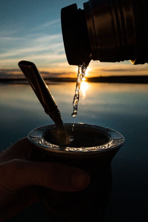 Compartir un mate al atardecer, o tomarse el tiempo de hablar alrededor de un mate es una parte esencial de la cultura argentina. Fantasia Disney, Yerba Mate, Color Palette Design, Rio Grande, Aesthetic Videos, Instagram Story, Tap, Instagram Profile, Tv