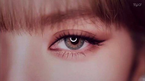 Lalisa manoban #lisa #lalisa #blackpink #kpop #lili #kpopgirlgroup #cute #beautiful #hot lisa’s eye Who Is She, Eye Details, Lisa Bp, Asian Eye Makeup, Lisa Blackpink Wallpaper, Blackpink Photos, Black Pink Kpop, Blackpink Fashion, Lalisa Manoban