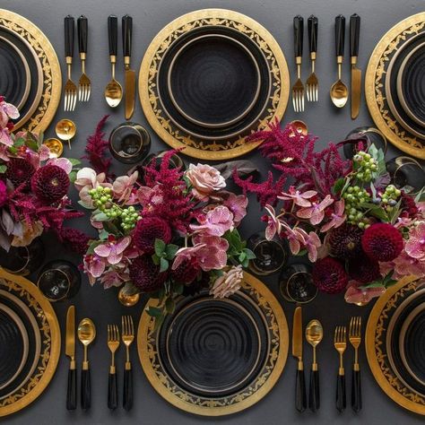 Dinner Party Table, Dark Wedding, Holiday Tablescapes, Elegant Table Settings, Beautiful Table Settings, Salad Dessert, Black Wedding, Elegant Table, Beautiful Table