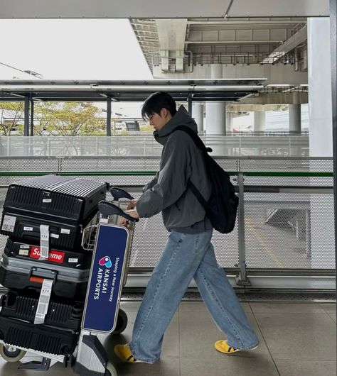 Tokyo Fashion Men, Airport Outfit Men, Korean Street Fashion Men, Kpop Fashion Men, Jean Fits, Sneakers Outfit Men, Guys Fits, Jeans Outfit Men, Guy Fits