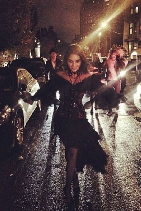 Vanessa Hudgens looks menacing as a vampire in the streets. Bonnie And Clyde Halloween, Vampire Costume Women, Vampire Costume Diy, Bonnie And Clyde Halloween Costume, Fashion Costume Halloween, Vampire Halloween Costume, Best Celebrity Halloween Costumes, Celebrity Halloween, Celebrity Costumes