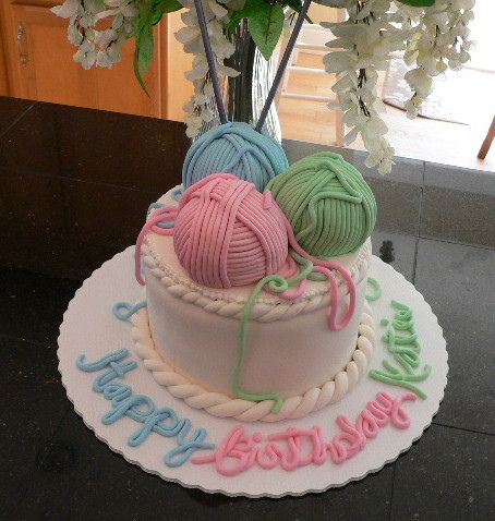 Yarn Cake by SparrowCakes, via Flickr Yarn Cake Ideas, Yarn Birthday Cake, Crochet Cake Birthday, Crochet Cakes, Knitting Cake, Duper Cake, Sewing Cake, Grandma Cake, Yarn Cakes