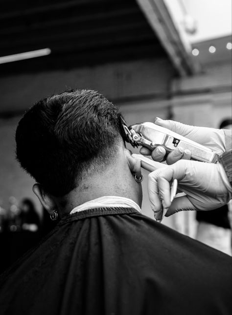 Men Grooming Aesthetic, Barber Black And White, Barber Shop Photography Lifestyle, Barber Shop Photoshoot Ideas, Barber Vision Board, Barbershop Instagram Feed, Barbering Aesthetic, Barber Branding Photoshoot, Barber Instagram Ideas