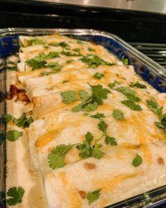 Poblano Sour Cream Enchiladas Swiss Chicken Bake, Poblano Sauce, Sour Cream Enchiladas, Mexican Cooking, Shredded Beef, Enchilada Recipes, Red Sauce, Cooking For One, Salsa Verde