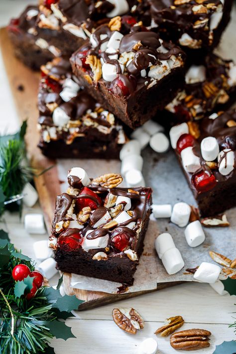 Christmas Bakery Menu Ideas, Xmas Brownies, Brownies Christmas, Brownies Ideas, Christmas Brownie, Rocky Road Brownies, Christmas Brownies, Brownie Toppings, Xmas Food