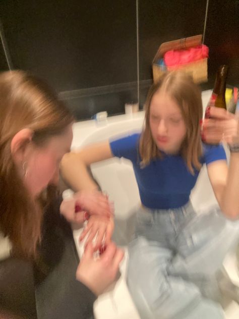 Painting Each Others Nails Pose, Painting Nails Aesthetic Friends, Cuddle Party Aesthetic, Sleepover Poses, Hotel Sleepover, Going Out Aesthetic, Friends Vibe, Cuddle Party, List Of Aesthetics