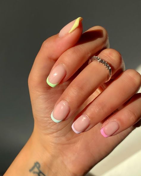 Different Colour Tips Nails, Gel Nails Pastel, Uñas Aesthetic, Colored Nail Tips, Pink French Nails, Gel Nails French, Colour Tip Nails, Squoval Nails, Manicure Colors