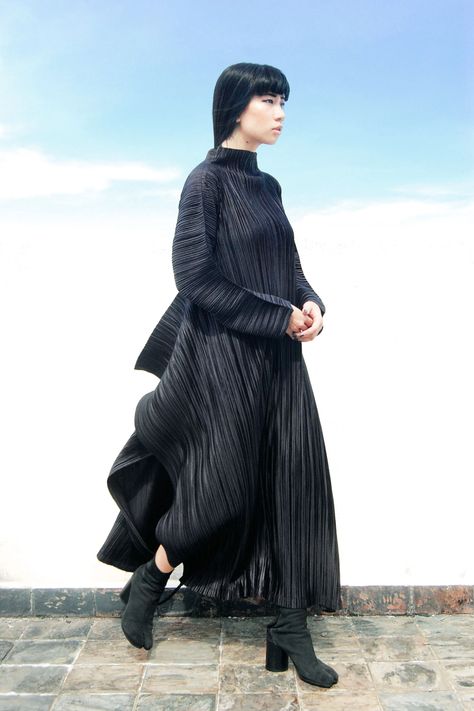 Fashion Essay, Japanese Fashion Designers, Issey Miyake Pleats Please, Origami Fashion, Iris Van Herpen, Takashi Murakami, Futuristic Fashion, Avant Garde Fashion, Mood Board Fashion