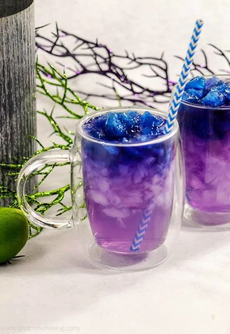 Galaxy Cocktail, Clear Mug, Pea Flower Tea, Butterfly Pea Flower Tea, Colorful Drinks, Natural Food Coloring, Tea Cocktails, Butterfly Pea Flower, Themed Drinks