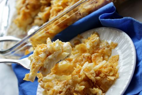 what goes with cheesy potatoes Main Dish For Potluck, Cheesy Potato Bake, Potato Side Dishes Easy, Cheesy Hashbrown, Hashbrown Casserole Recipe, Cheesy Hashbrown Casserole, Hashbrown Casserole, Hashbrown Recipes, Hash Brown Casserole